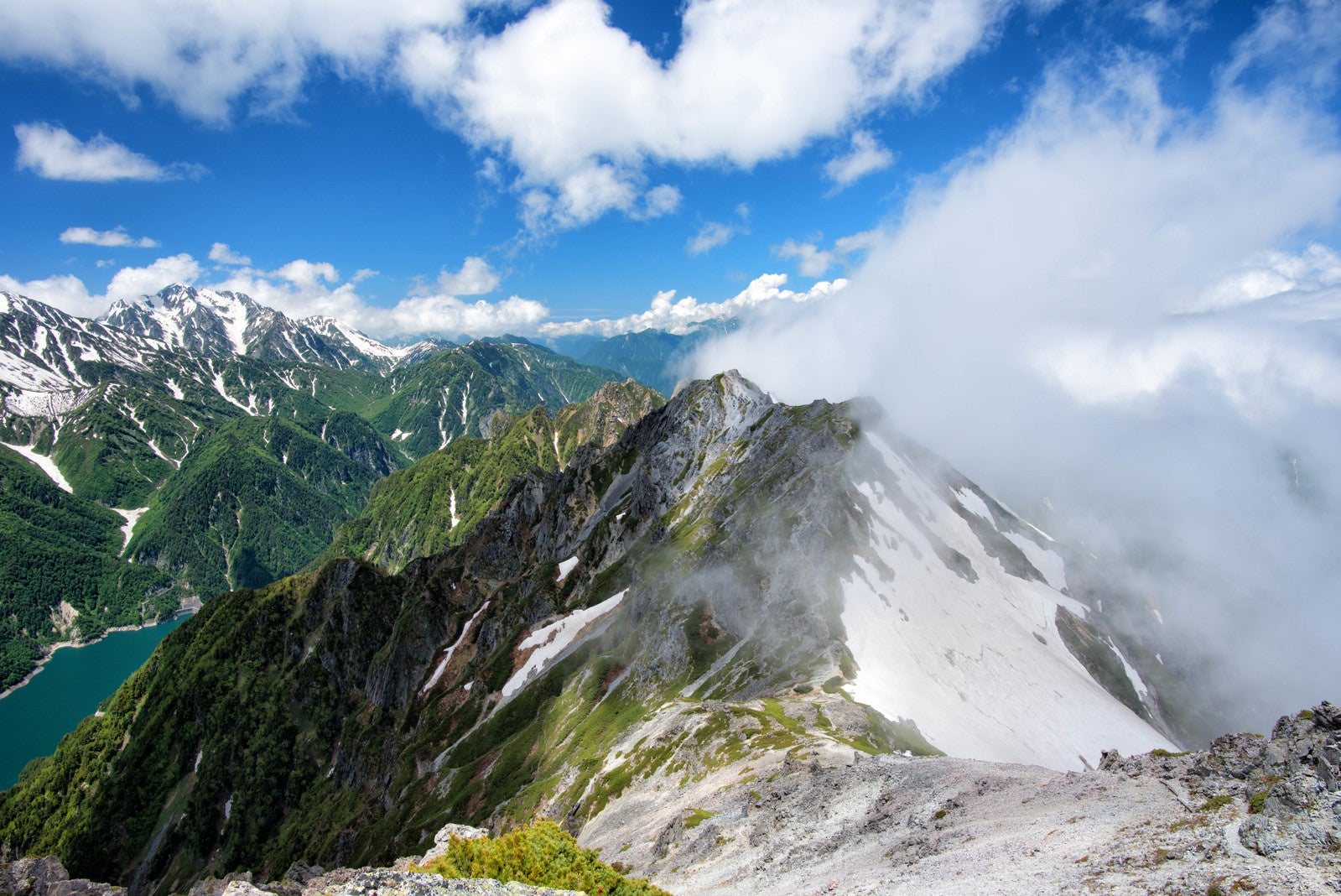 「スバリ岳を駆け上がる雲と剱岳（飛騨山脈）」の写真
