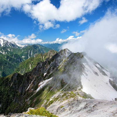 スバリ岳を駆け上がる雲と剱岳（飛騨山脈）の写真