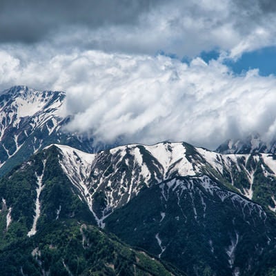 立山を飲み込む滝雲（タキグモ）の写真