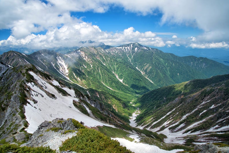 針ノ木岳から眺める大雪渓と新緑の爺ヶ岳（飛騨山脈）の写真