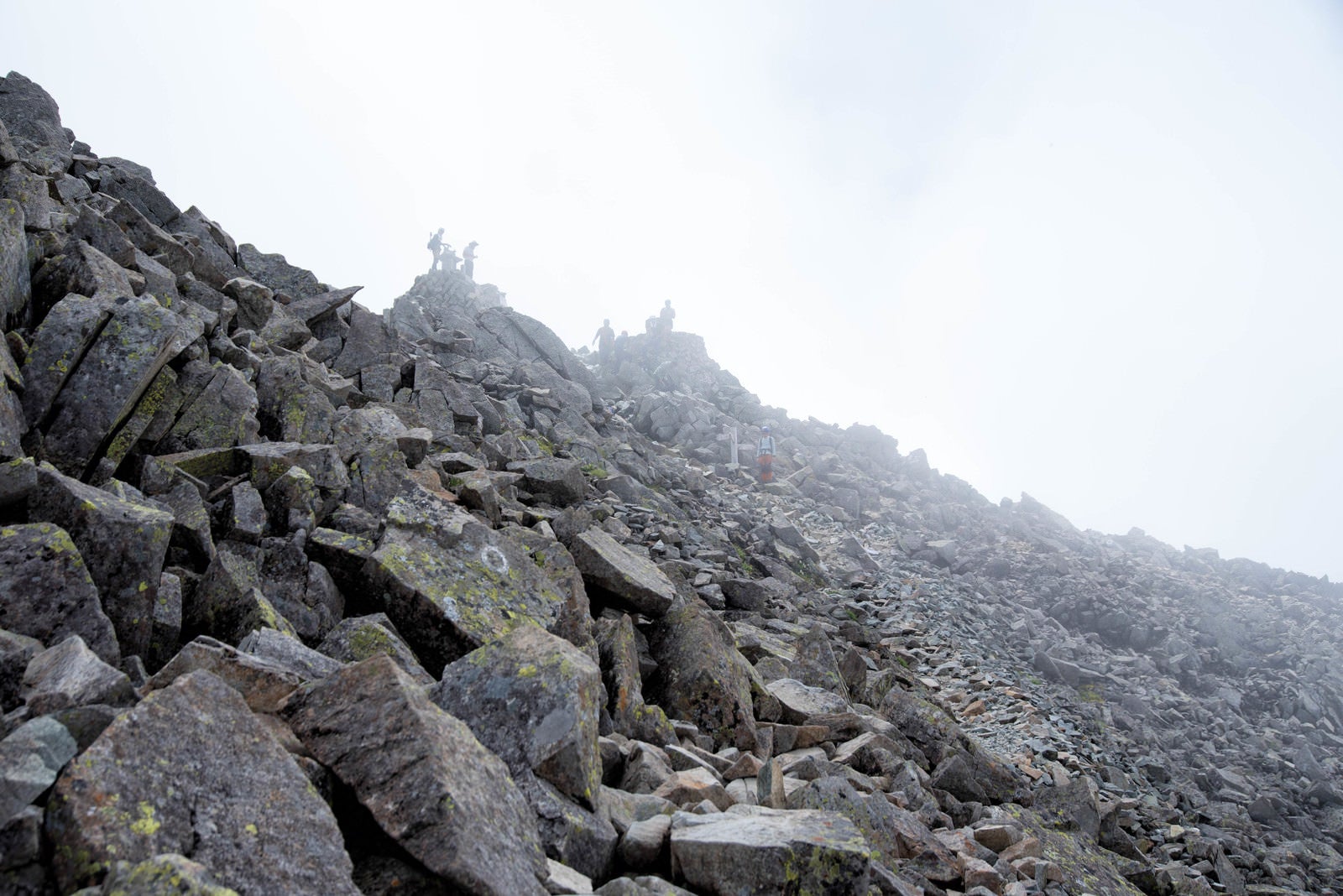 「霧のジャンダルムと登山者（奥穂高岳山頂）」の写真