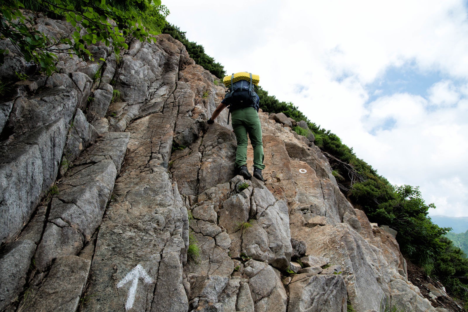 「険しい北穂高南陵の岩場に挑む登山者」の写真