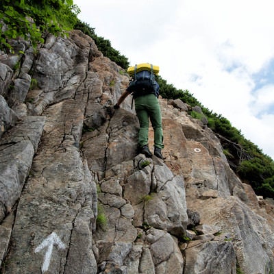 険しい北穂高南陵の岩場に挑む登山者の写真
