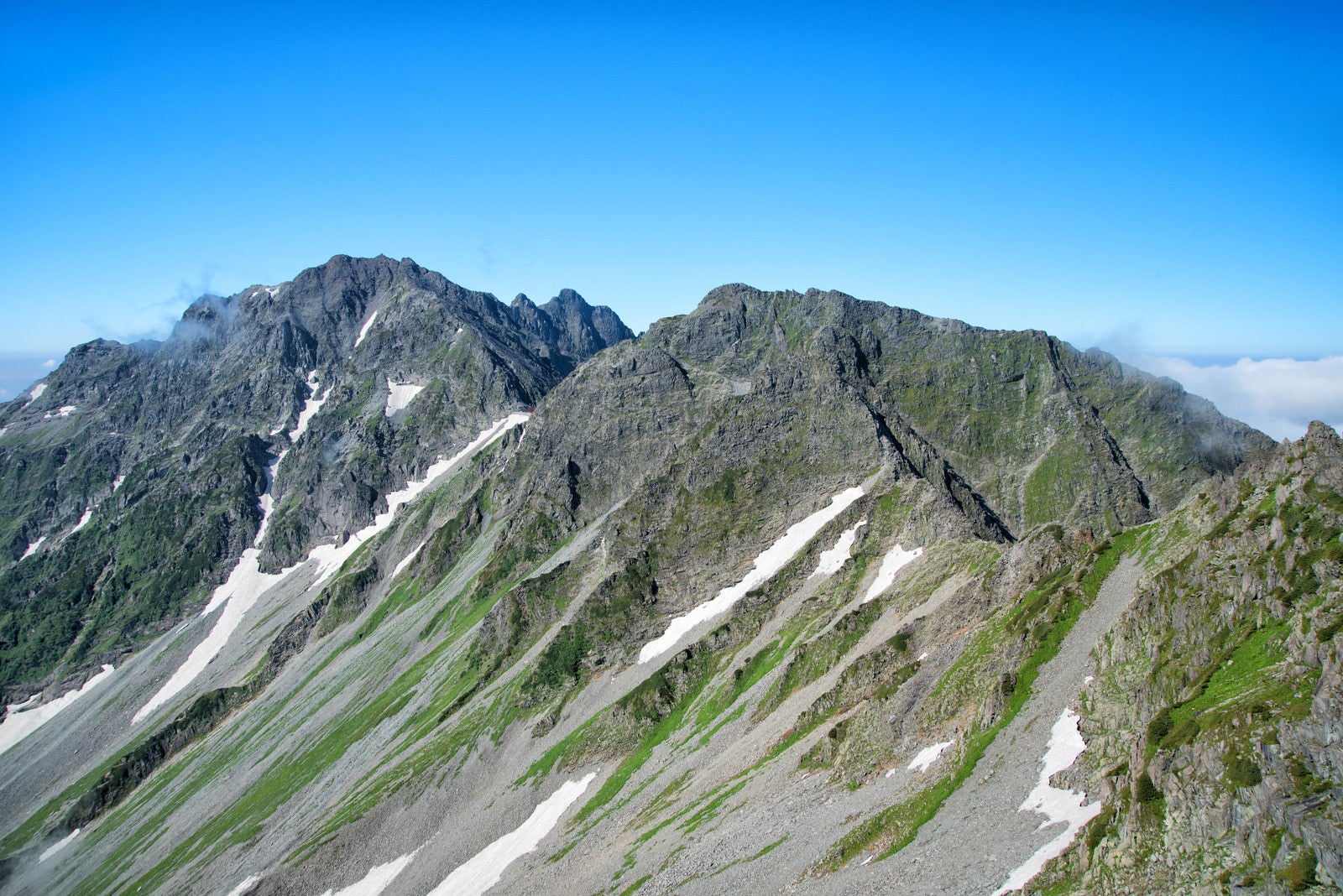 「北穂高岳から眺める涸沢岳と奥穂高岳の岩峰」の写真