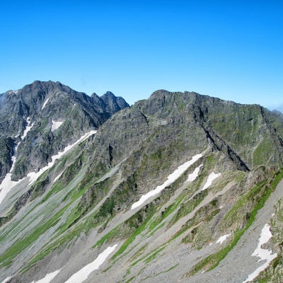 北穂高岳から眺める涸沢岳と奥穂高岳の岩峰の写真