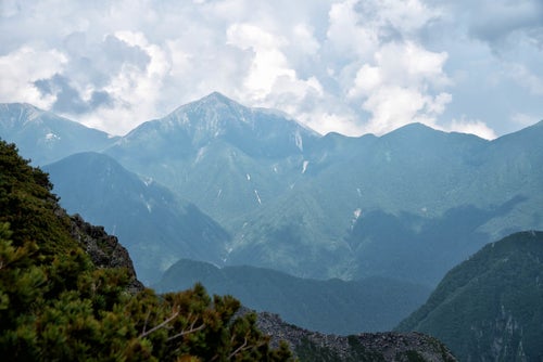 北穂高岳から見る常念岳（北アルプス）の写真