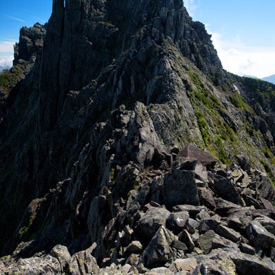 登山グレーディングの高い難路に挑む登山者（穂高岳）の写真
