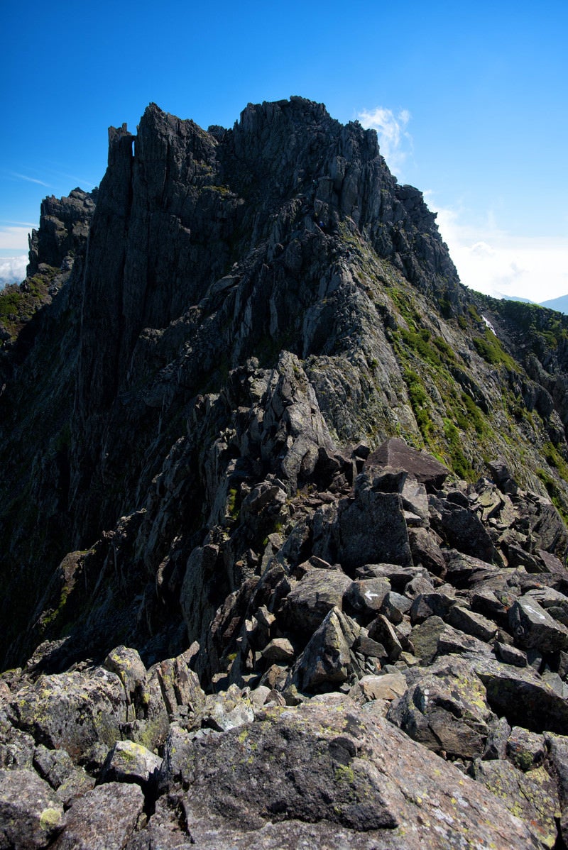 「登山グレーディングの高い難路に挑む登山者（穂高岳）」の写真