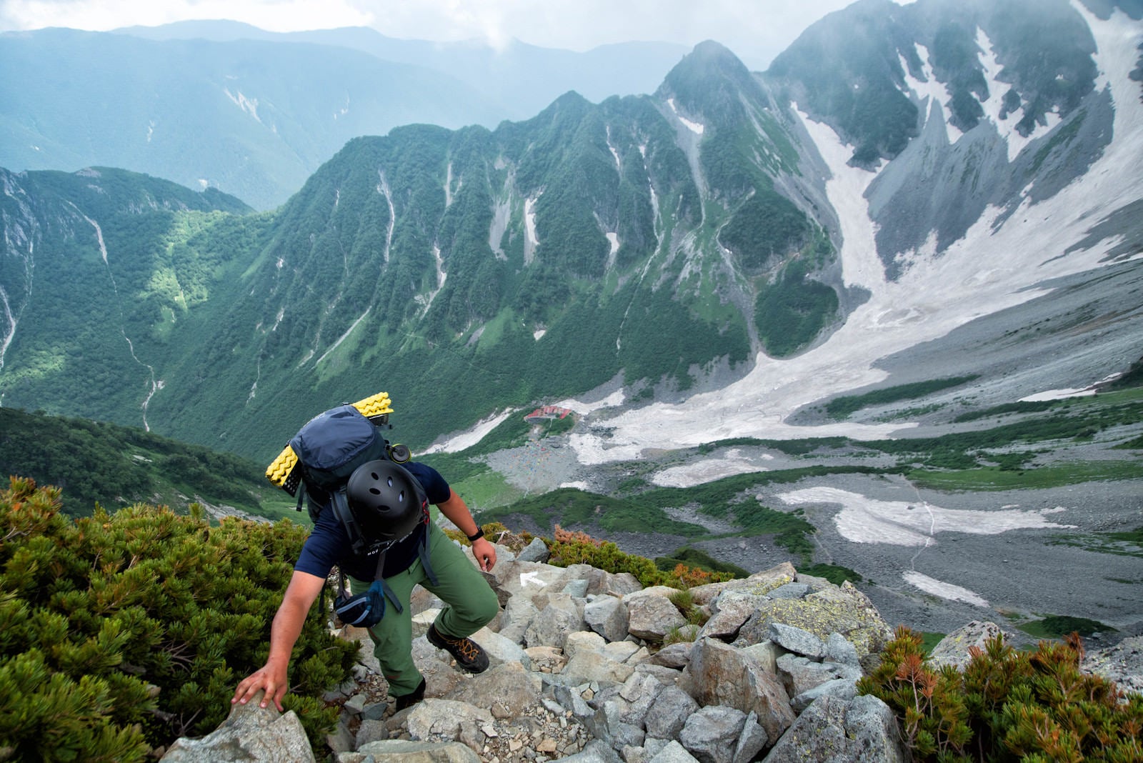 「北穂高岳南陵の岩場（崖沿い）を登る登山者」の写真