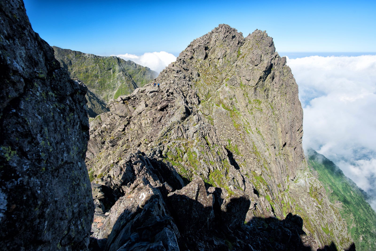 「北穂高岳山頂下の難路に挑む登山者」の写真