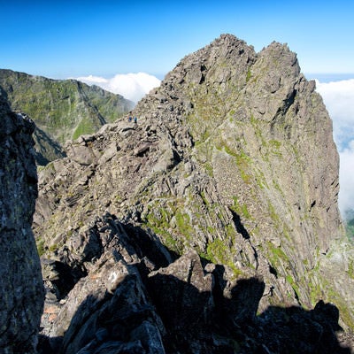 北穂高岳山頂下の難路に挑む登山者の写真