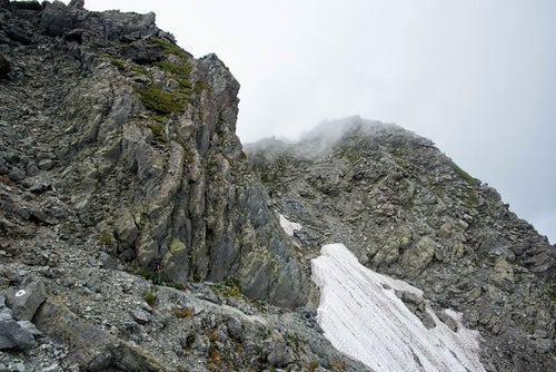 北穂高岳山頂直下の残雪の岩稜の写真
