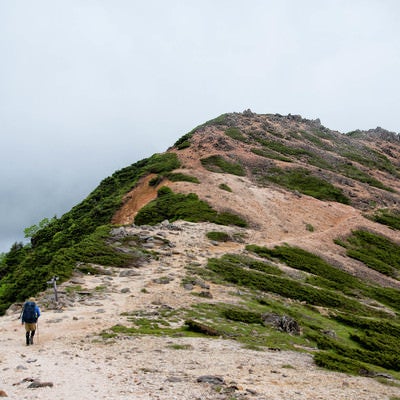 天狗岳の稜線を歩く登山者（八ヶ岳連峰）の写真