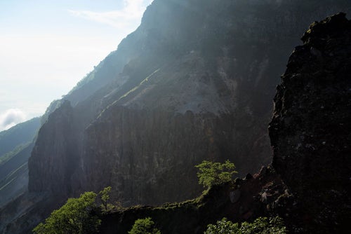 断崖の爆裂火口（硫黄岳）の写真