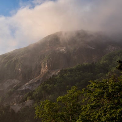 朝靄の中から姿を現す硫黄岳（八ヶ岳）の写真