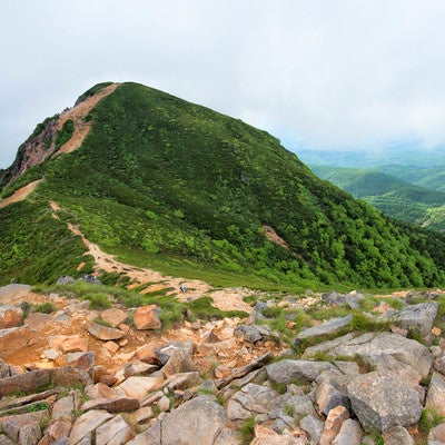 東天狗岳から続く西天狗岳への登山道（八ヶ岳）の写真
