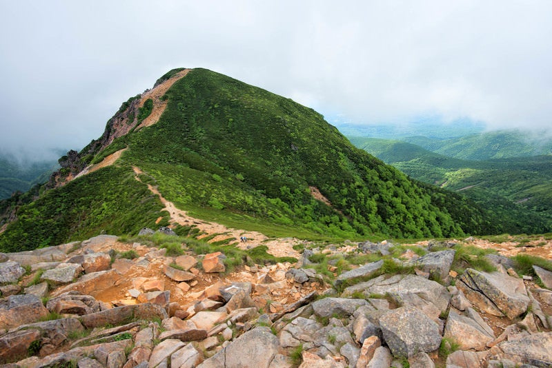 東天狗岳から続く西天狗岳への登山道（八ヶ岳）の写真