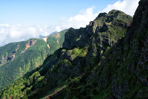 横岳の岩場絶壁（八ヶ岳）の写真