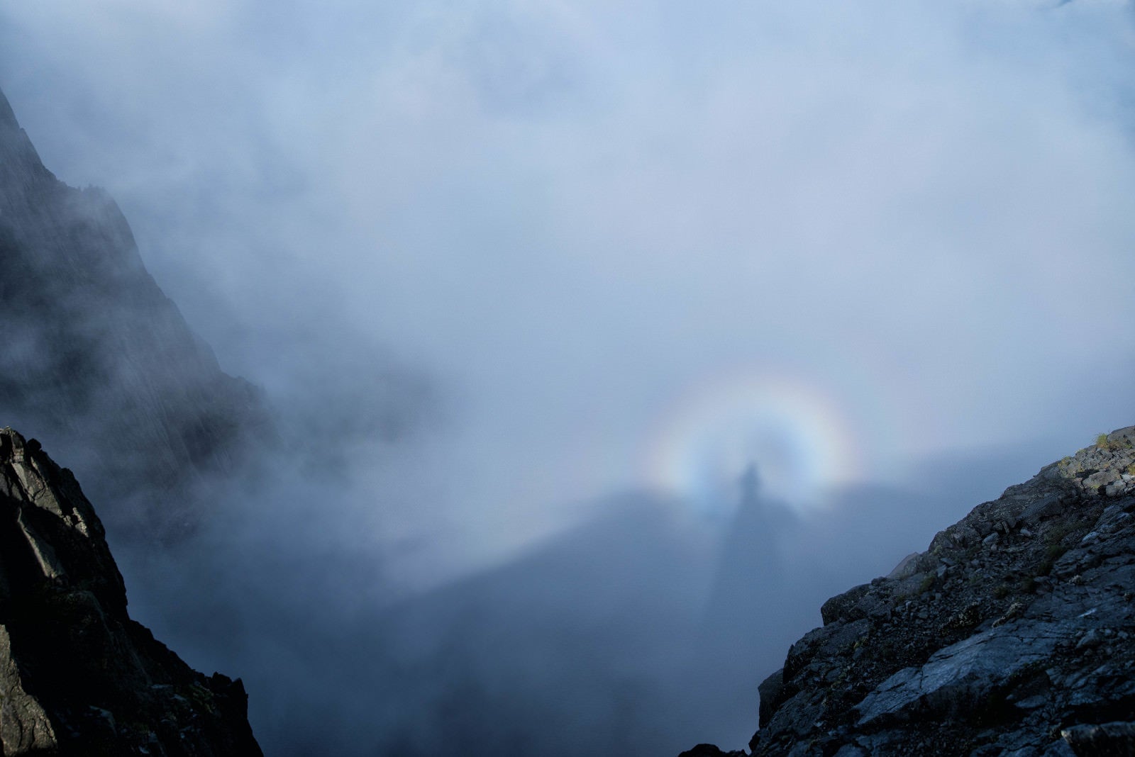 「雲に映る影と虹の光輪（ブロッケン現象）」の写真