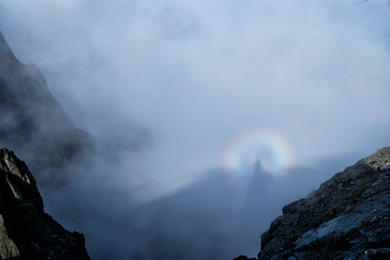 雲に映る影と虹の光輪（ブロッケン現象）の写真