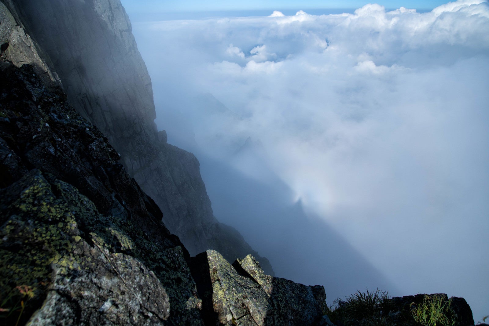 「滝谷の雲に落ちる虹（ブロッケン現象）」の写真