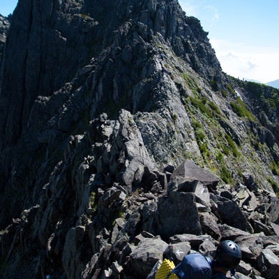 北穂高岳に向かう険路に挑む登山者（飛騨山脈）の写真