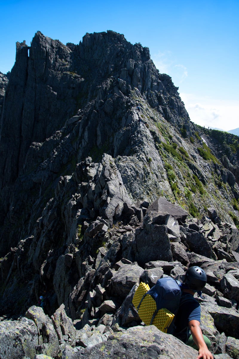 「北穂高岳に向かう険路に挑む登山者（飛騨山脈）」の写真