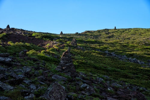 硫黄岳山頂付近に林立するケルン（八ヶ岳）の写真