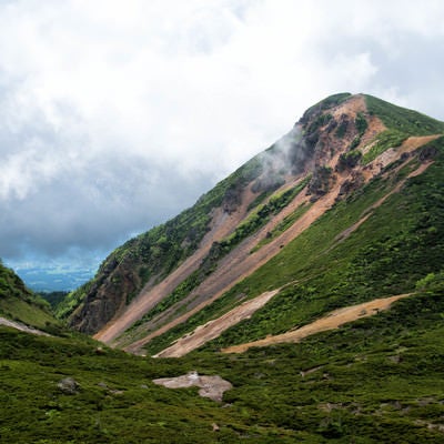 曇り空の西天狗岳（八ヶ岳連峰）の写真