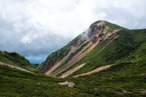 曇り空の西天狗岳（八ヶ岳連峰）の写真