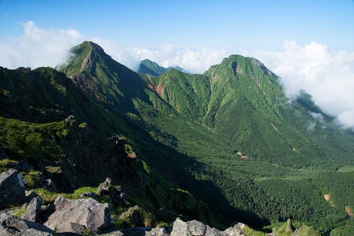 新緑期の赤岳と阿弥陀岳（八ヶ岳）の写真