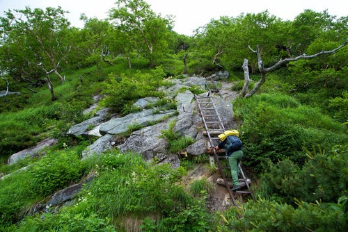 重太郎新道の梯子場に挑む登山者の写真