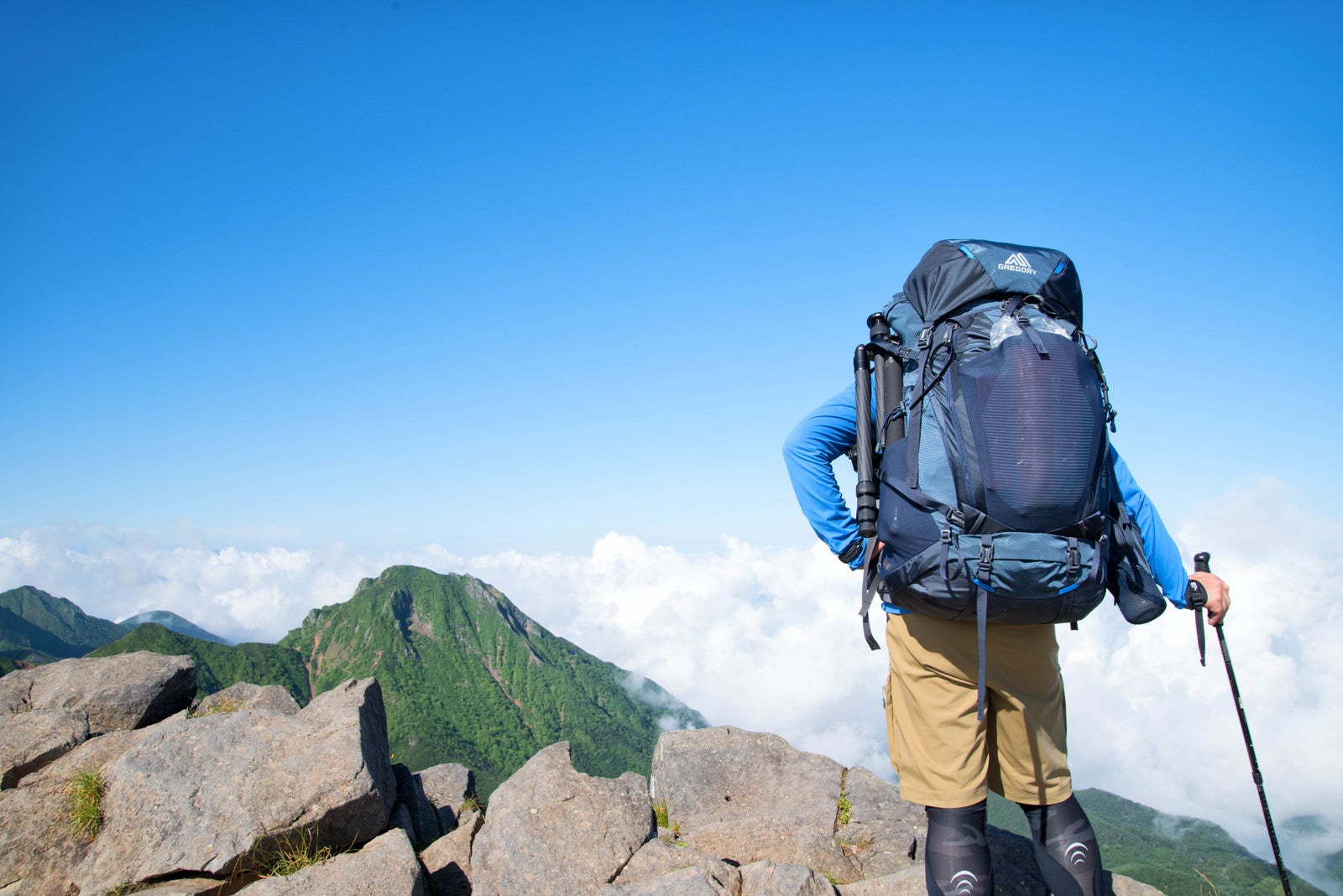 「阿弥陀岳を眺める登山者（山岳カメラマン）」の写真