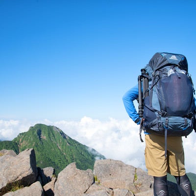 阿弥陀岳を眺める登山者（山岳カメラマン）の写真