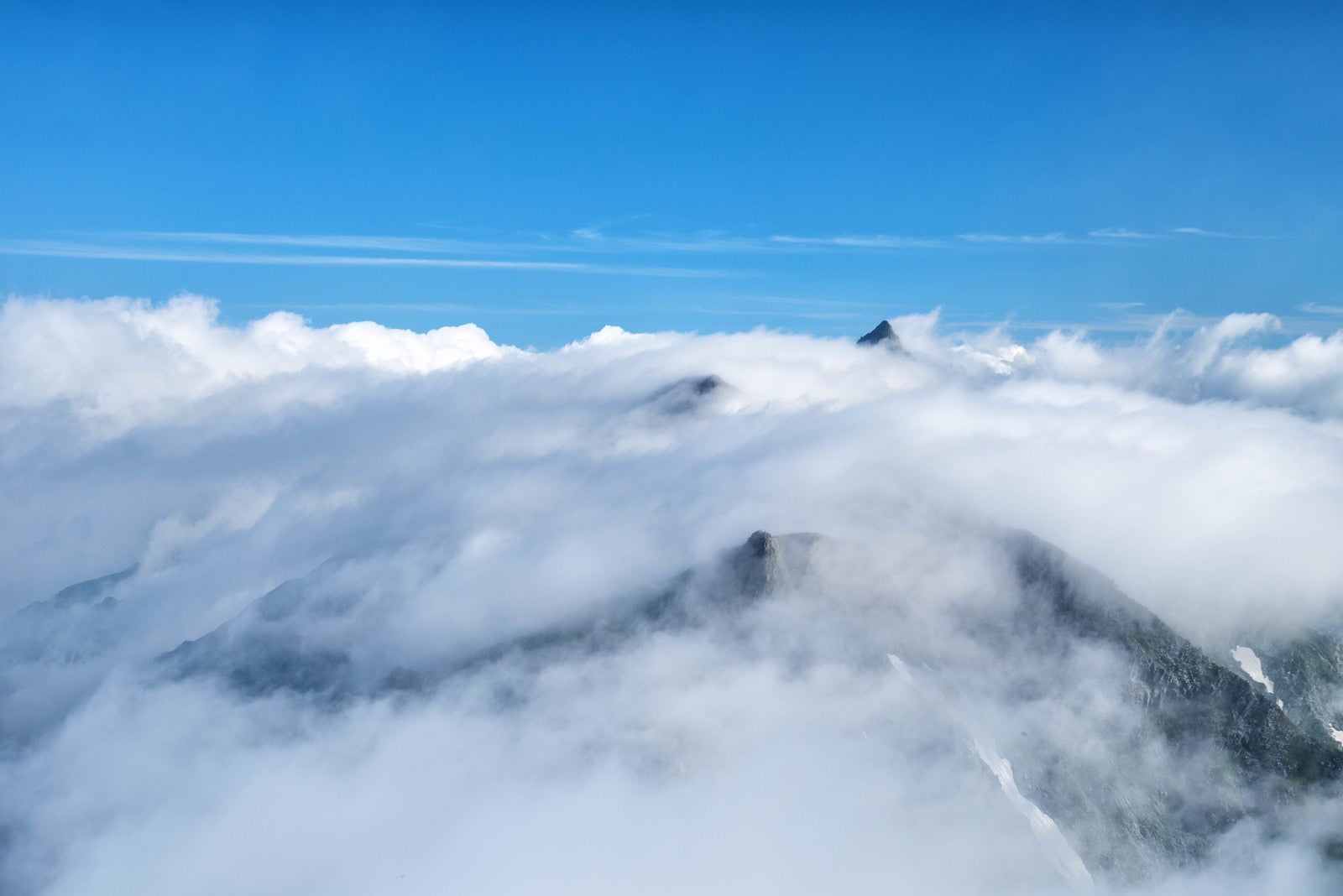「稜線を流れる滝雲（槍ヶ岳）」の写真