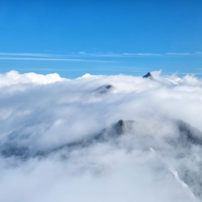 稜線を流れる滝雲（槍ヶ岳）の写真