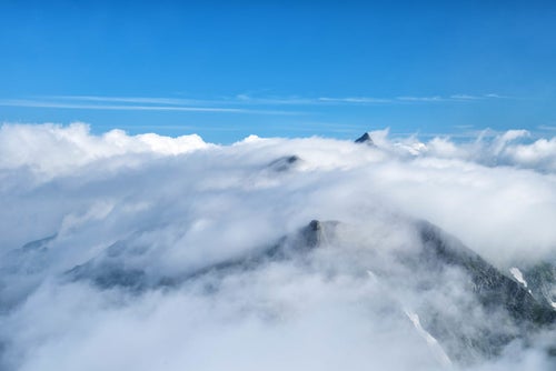 稜線を流れる滝雲（槍ヶ岳）の写真