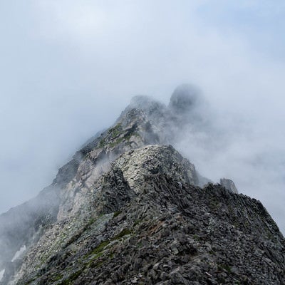 雲から姿を現すジャンダルム（飛騨山脈）の写真