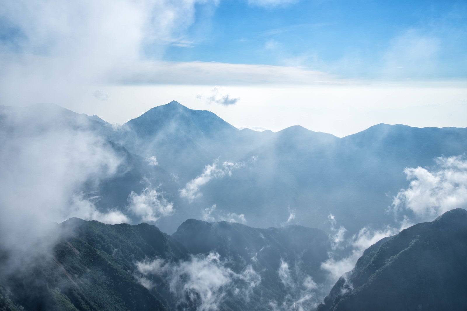 「雲海の中に浮かぶ常念山脈」の写真