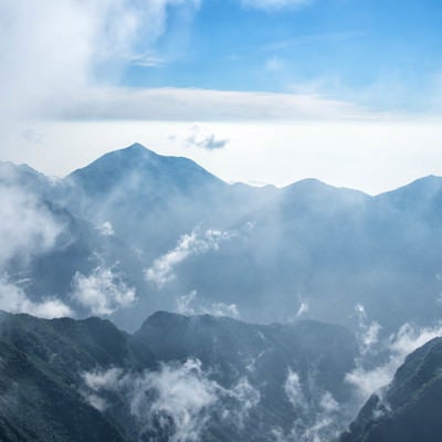 雲海の中に浮かぶ常念山脈の写真