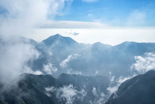 雲海の中に浮かぶ常念山脈の写真