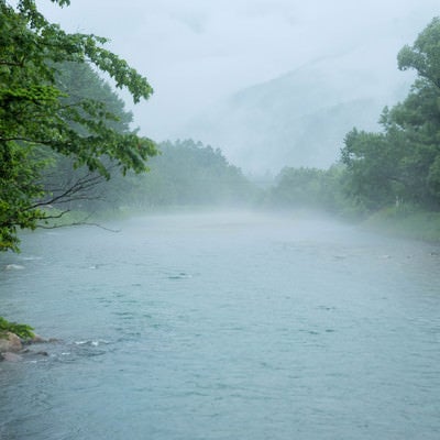 川霧に包まれる梓川（上高地）の写真