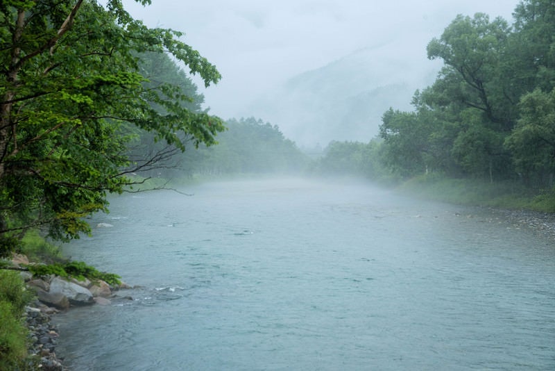 川霧に包まれる梓川（上高地）の写真