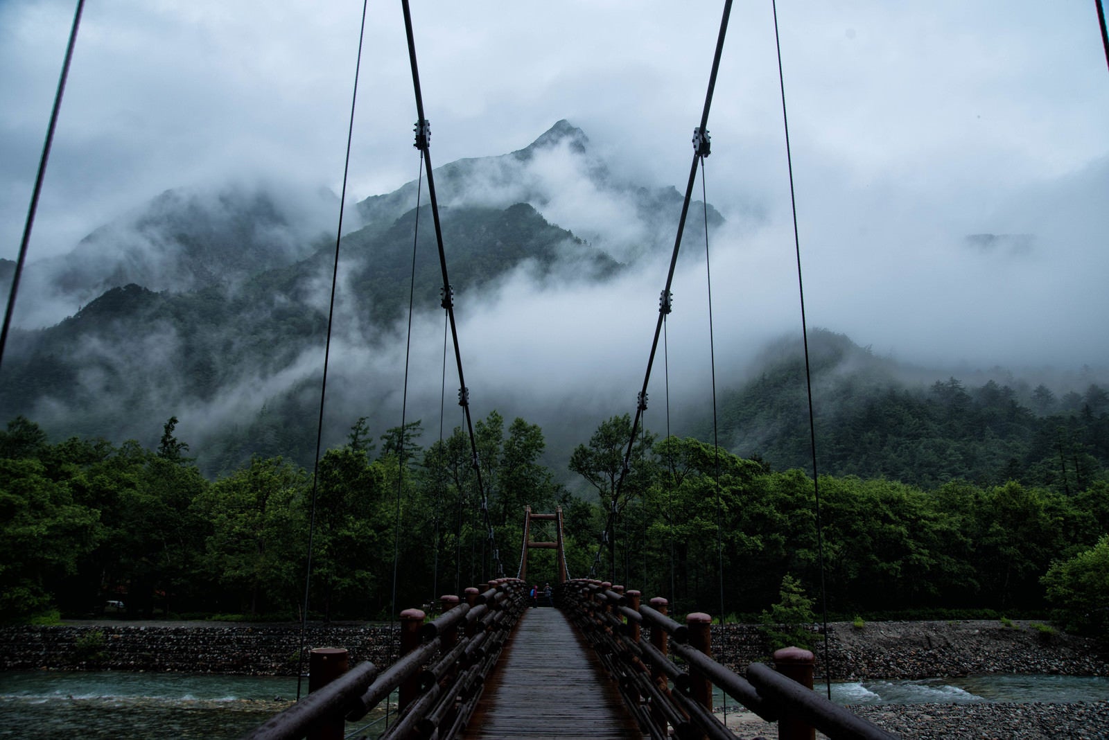 「雨の明神橋と朝霧の明神岳（上高地）」の写真