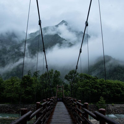 雨の明神橋と朝霧の明神岳（上高地）の写真