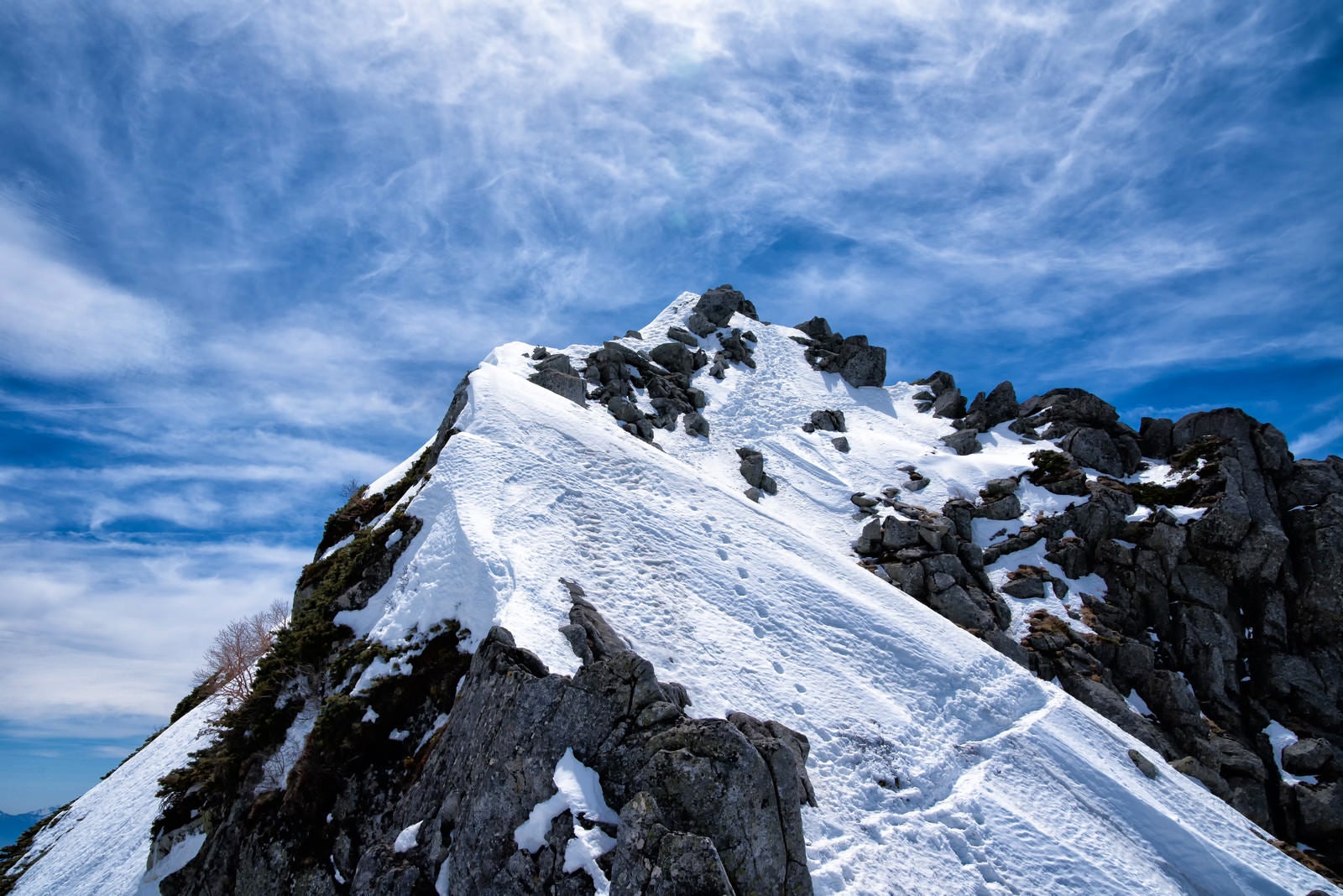 「天空に突き出る山頂（宝剣岳）」の写真