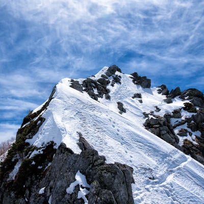 天空に突き出る山頂（宝剣岳）の写真