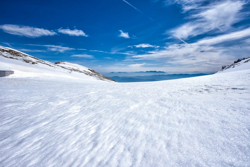 雪原の先に見える八ヶ岳の美しさの写真