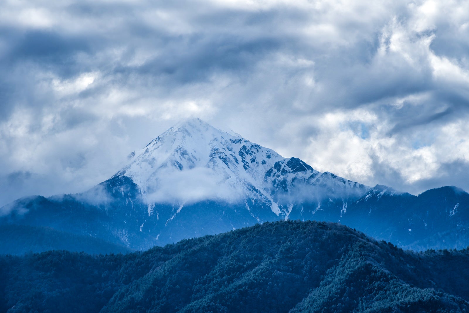 「雲に隠れる前常念岳（長野県）」の写真