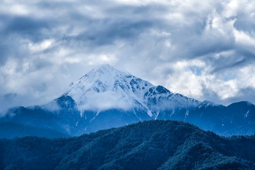 雲に隠れる前常念岳（長野県）の写真